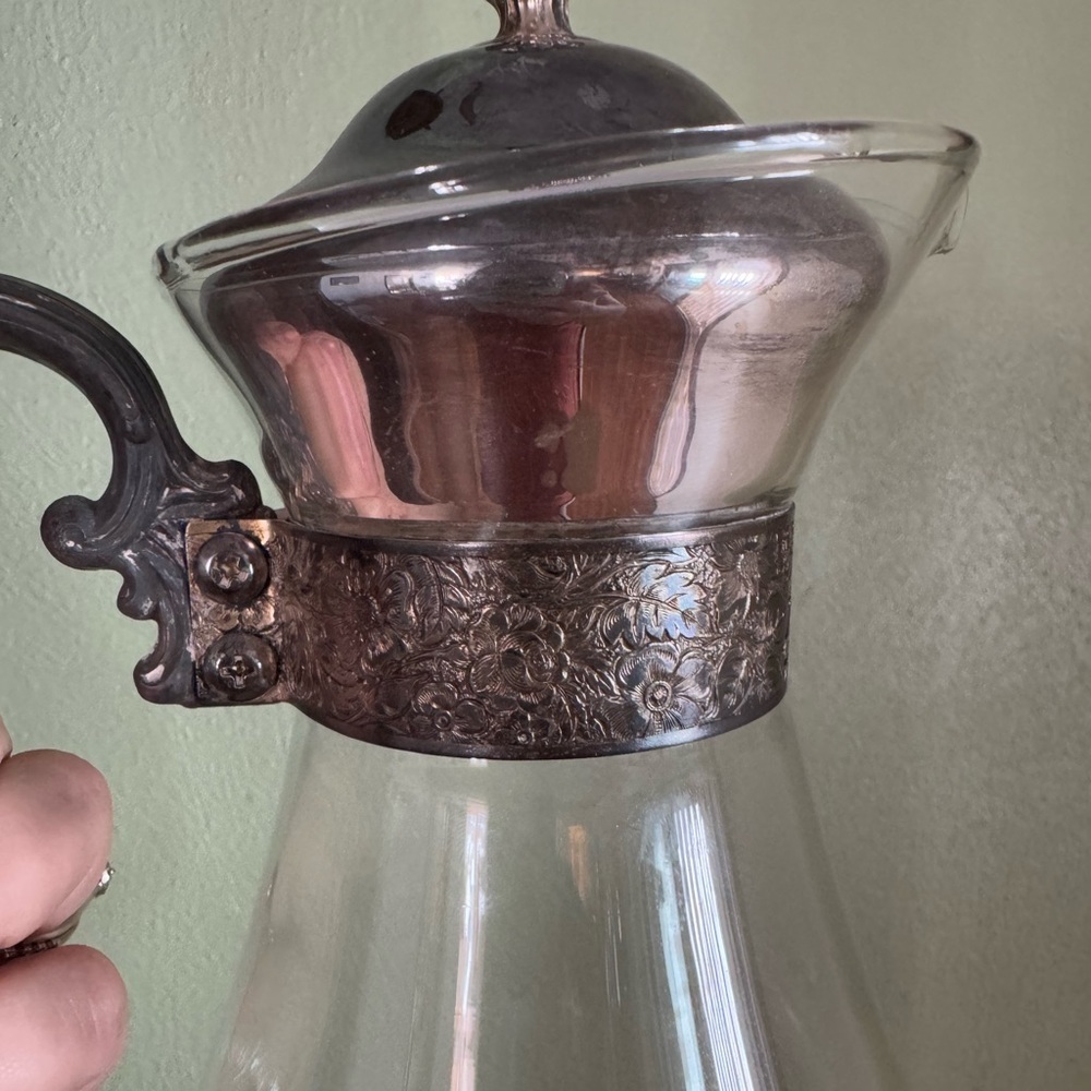Vintage Sheridan Silver Co. Glass Carafe Pitcher Silver-plated Handle with Lid - Picture 2 of 3